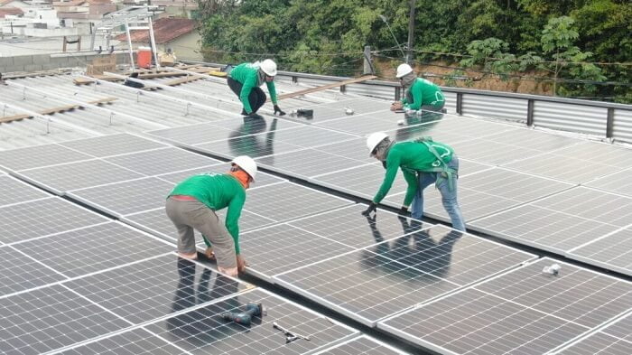 a captação da eneegia solar inicia pelos paineis solares instalados nos tetos de casas, fábricas ou edifícios